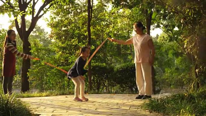 亚洲家庭跳绳户外公园