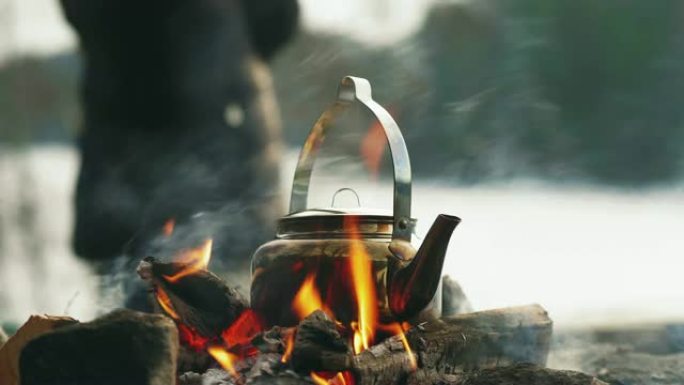 冬天在篝火旁煮咖啡