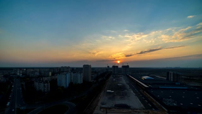 日出背景上的城市。日夜景观。时间流逝