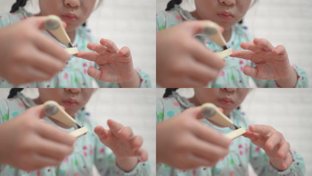 小女孩正在剪指甲剪指甲