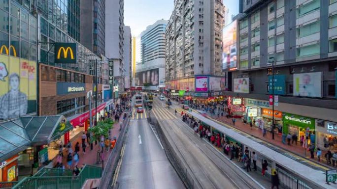 延时: 香港铜锣湾历史电车背景的行人游客