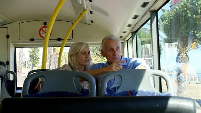 高级夫妇在4k公交车上相互交流