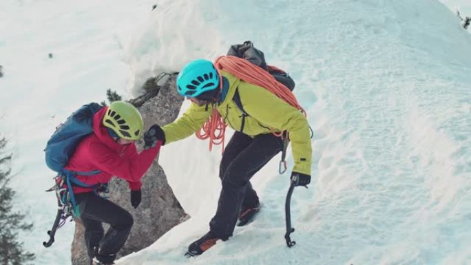 在山上徒步旅行攀登冰山雪峰攀岩活动登山冰