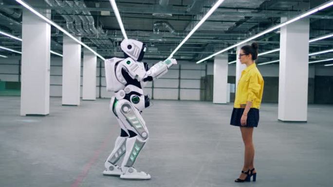 仿生机器人和一位年轻女士正在互相触摸对方的手