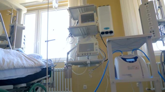 医院病房配有设备，特写。