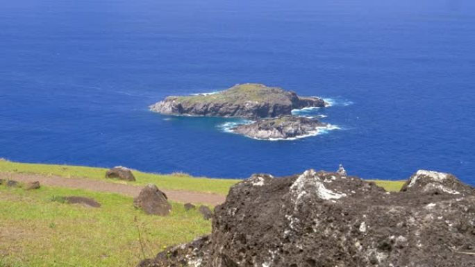 特写: 复活节岛附近的小岩石岛屿上方的风景。