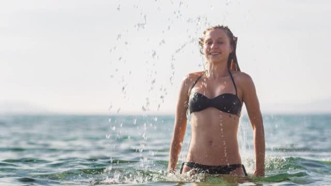 女人在长发的海洋中泼水