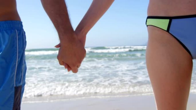 浪漫情侣手拉手在4k海滩散步