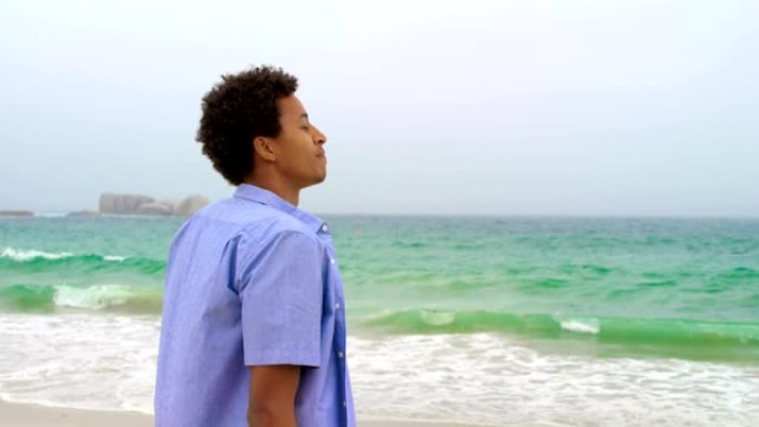 非裔美国人站在海滩上的侧视图4k