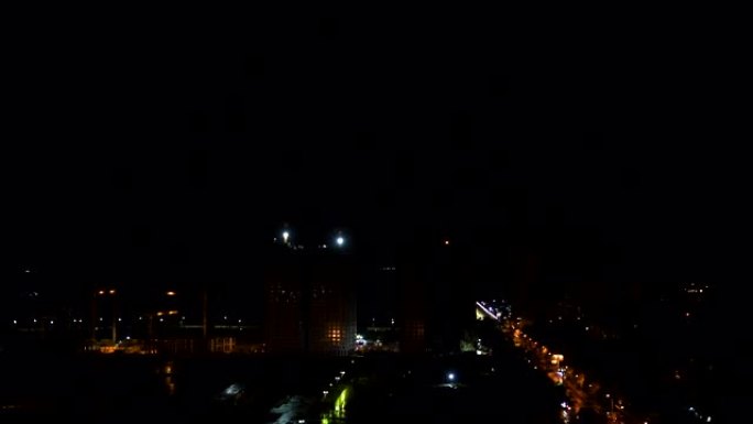 夜城背景上的明亮闪电