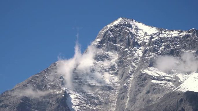 白雪皑皑的山峰的4k时光倒流，天空多云。