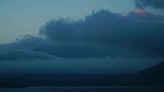 4k时间推移与多莉拍摄富士山在日落时间，山梨，日本。