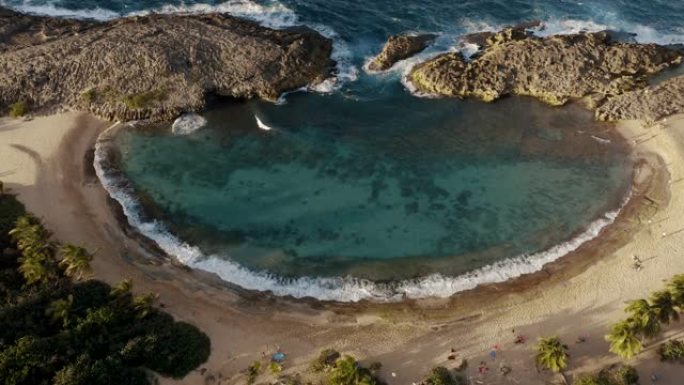 在神奇的时光里,在波多黎各建立了对海滩Mar Chiquita海滩的射击。