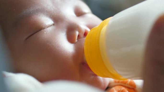 婴儿喝牛奶家居生活宝宝喝奶特写奶瓶