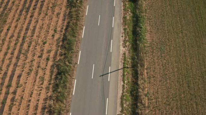 晴天空高速公路穿过田野