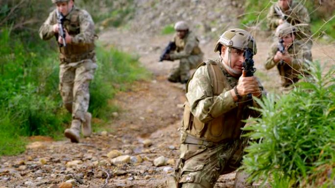 混合种族军事士兵在军事训练4k期间在野外进行步枪训练的前视图