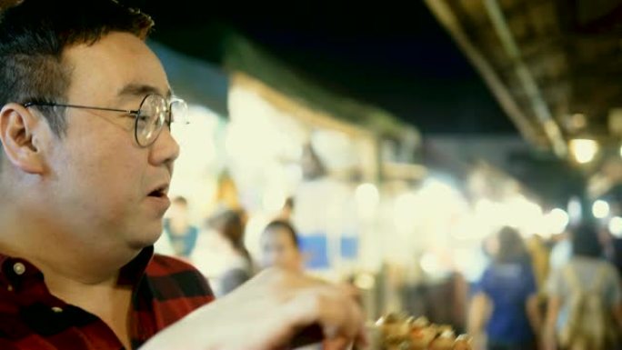 2亚洲男子喜欢在曼谷晚上吃饭