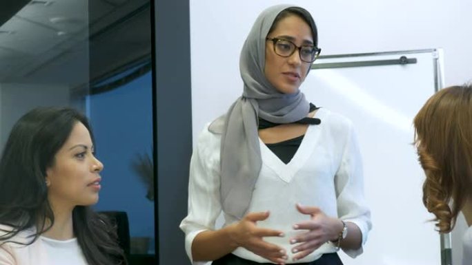 穆斯林女性商业领袖与她的团队合作
