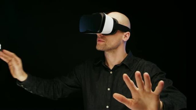 探索虚拟现实的人。VR耳机。正念与灵性