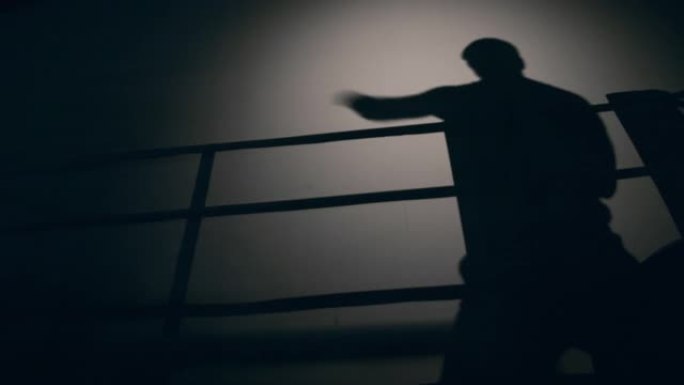 做拳击运动时男人的影子