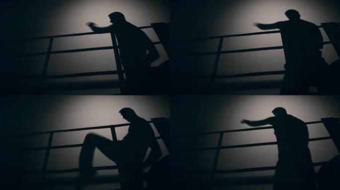做拳击运动时男人的影子