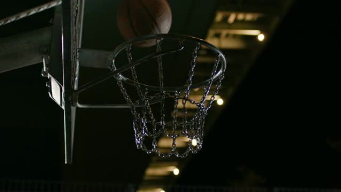 篮球在夜间落入篮筐