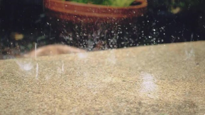 水泥地板上的雨滴