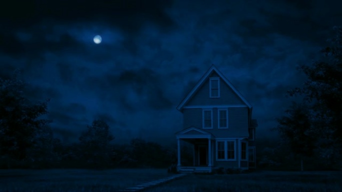 夜晚的房子，树木和草坪吹拂微风