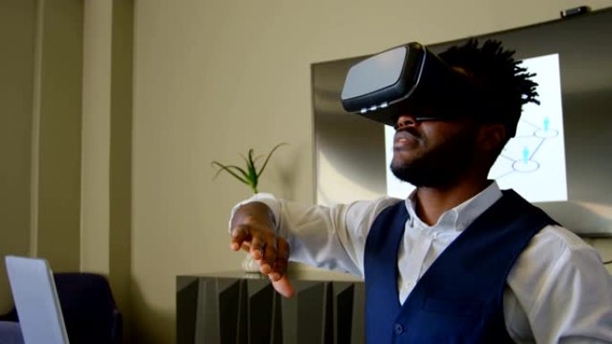 年轻黑人商人在办公室4k使用虚拟现实耳机时打手势的侧视图