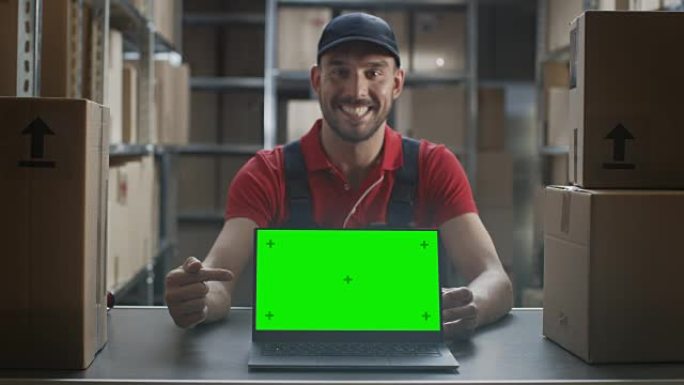 快乐的工作人员指向笔记本电脑，显示竖起大拇指和带有绿色模拟屏幕显示的笔记本电脑。