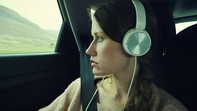 女人在旅途中收听播客