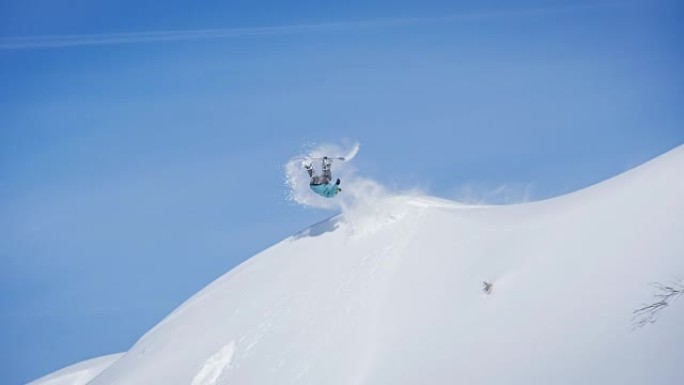 滑雪者在粉末雪上向后翻转