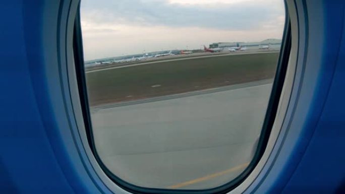 飞机正在起飞，从窗户上显示出来