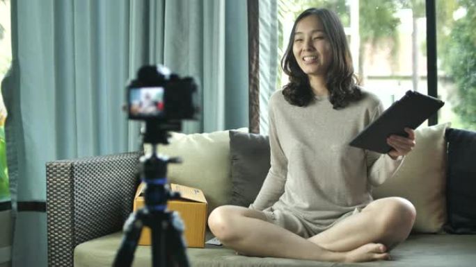 亚洲年轻女性博客在社交媒体概念上在家录制vlog视频在线影响者。直播病毒