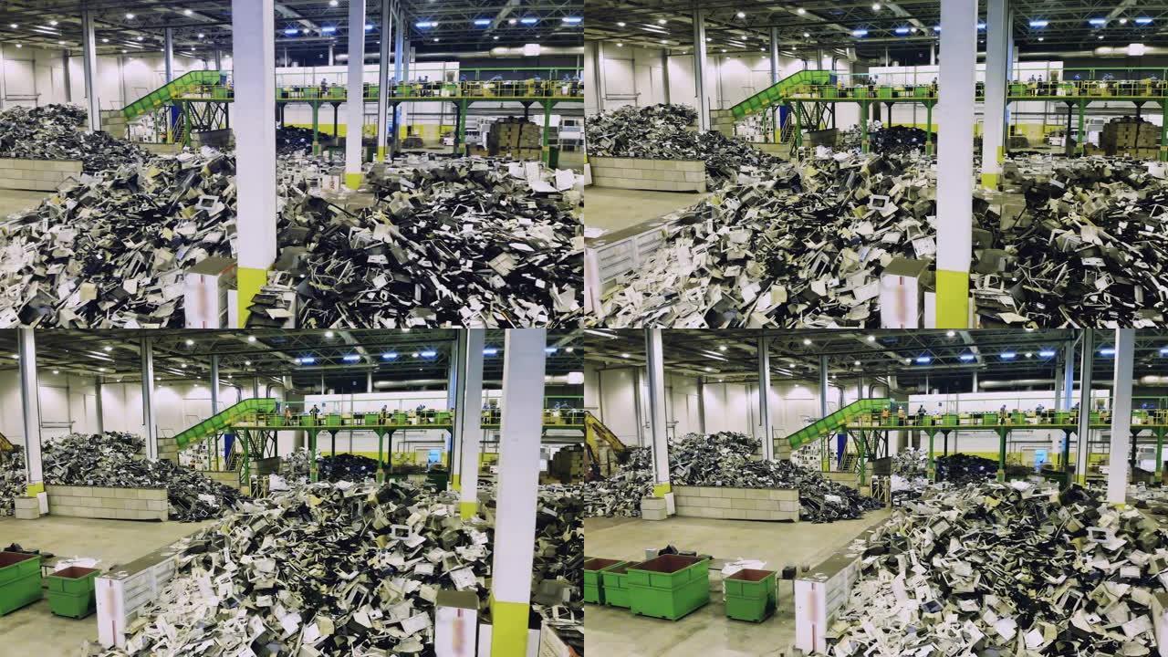 大型垃圾场中的成堆垃圾。回收工业概念，塑料垃圾回收工厂。