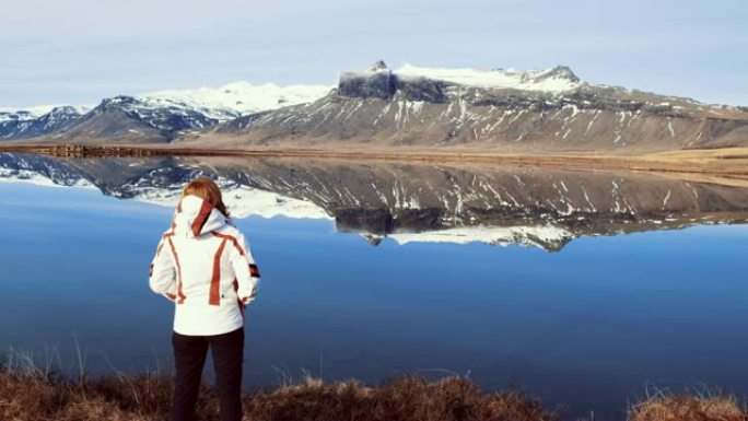 WS女人看着冰岛阳光明媚，风景秀丽的山景和湖景