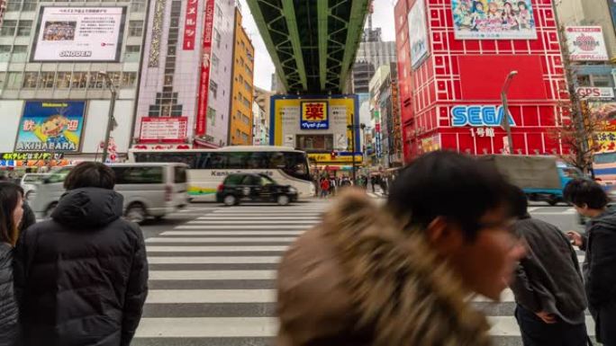 秋叶原东京市人群步行天桥与汽车交通交叉路口的4k时间流逝