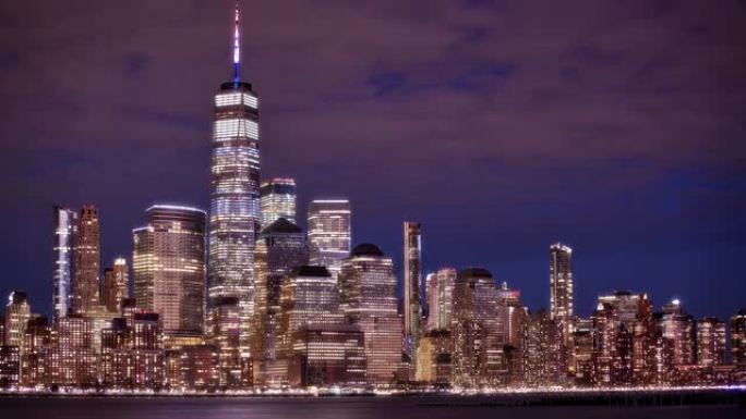 夜间照亮金融和商业建筑。晚上美丽多彩的纽约天际线。滨水区。世界贸易中心一号和其他著名的地方。旅游目的