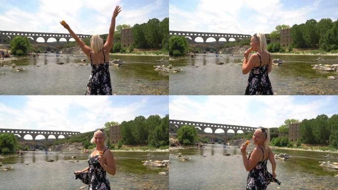 带着冰淇淋的WS女人被Pont du Gard激动人心