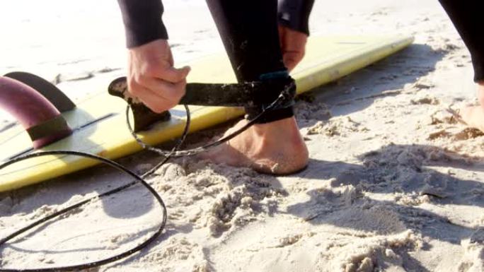 男性冲浪者对脚踝4k佩戴安全皮带