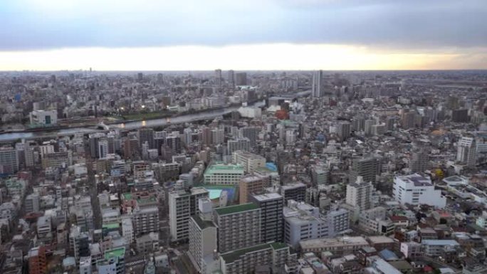 平移从东侧拍摄了东京天际线城市景观的鸟瞰图。