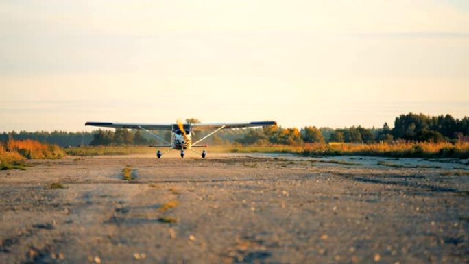 一架小型飞机在跑道上快速起飞。