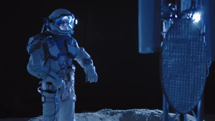 宇航员在月球上检查设备