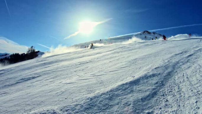 在阳光明媚的日子里滑雪。休闲活动