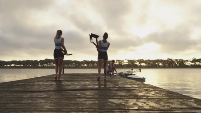 女子赛艇队在河上训练