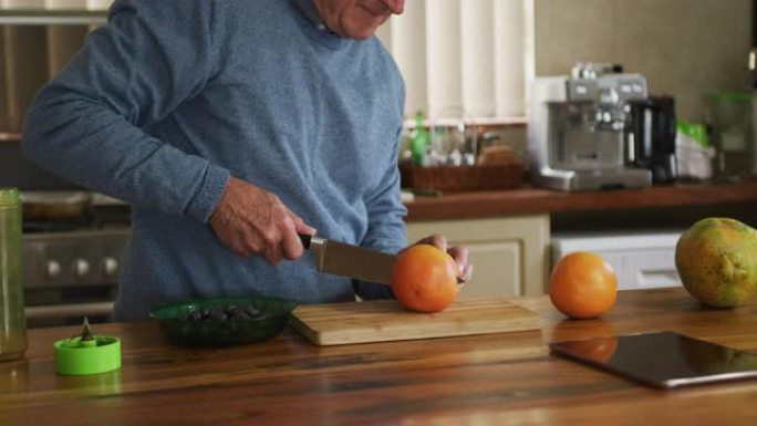 老人在家切水果