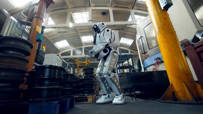 类人机器人正在检查工厂场所