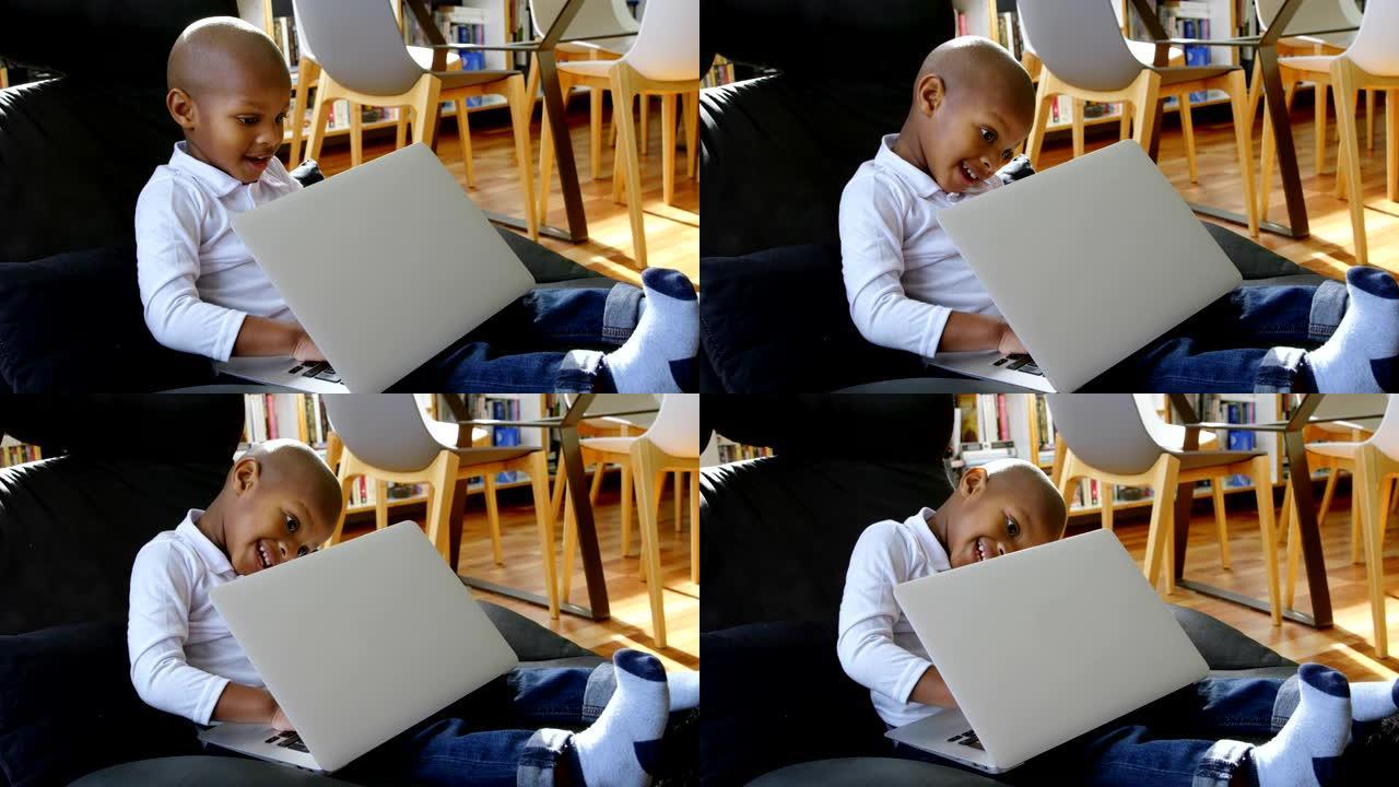 男孩在舒适的家庭中使用笔记本电脑4k