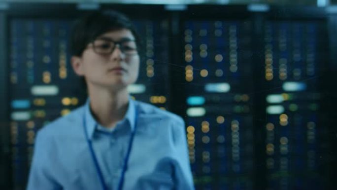 在现代数据中心: 亚洲IT工程师的肖像与触摸屏设备一起工作，进行滑动和触摸手势。在后台工作的服务器机