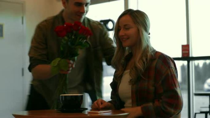 年轻男子在咖啡馆4k给女人玫瑰
